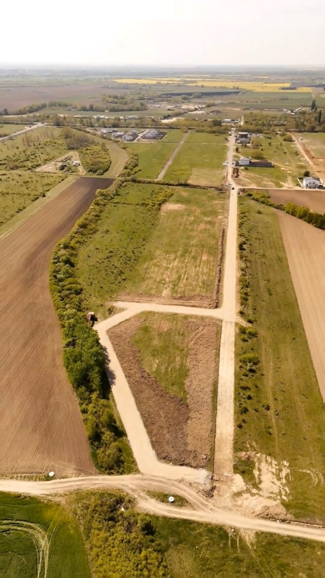 Vedere aeriană cu parcele și dezvoltare rezidențială lângă Timișoara